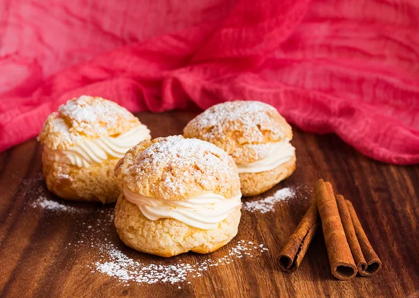 Pâtisserie Choux maison avec crème sur la planche de bois — Photo