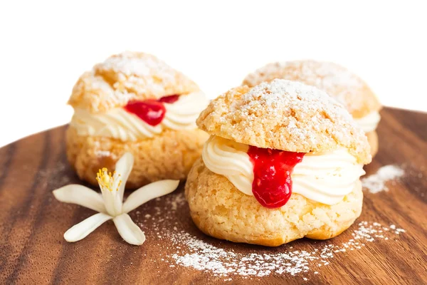 Pasticceria Choux fatta in casa con crema e cagliata cremisi — Foto Stock