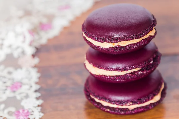 Ahşap bacground üzerinde Fransız macarons gelen kule — Stok fotoğraf