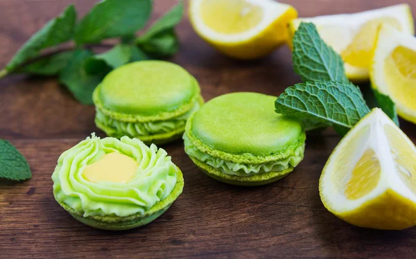 Green macaroons with lemon and mint — Stock Photo, Image