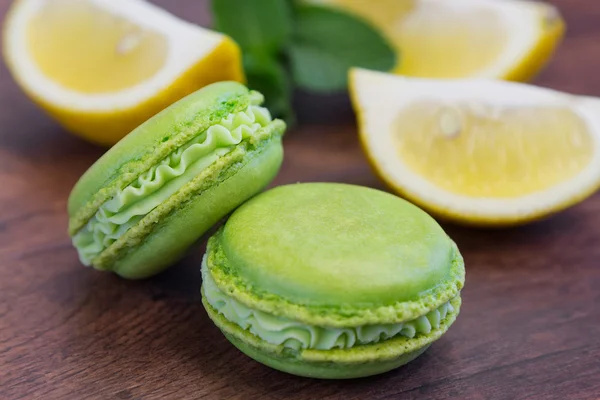 Macarons verdes rústicos com limão e hortelã — Fotografia de Stock