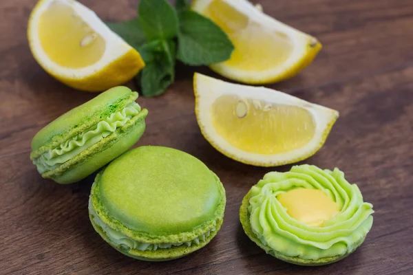 Macarons verdes com creme de hortelã e coalhada de limão em madeira — Fotografia de Stock
