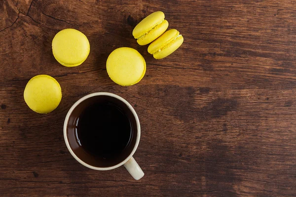 Gele macarons met koffie — Stockfoto