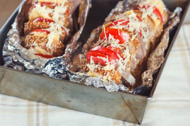 et, peynir ve domates ile fırında baget