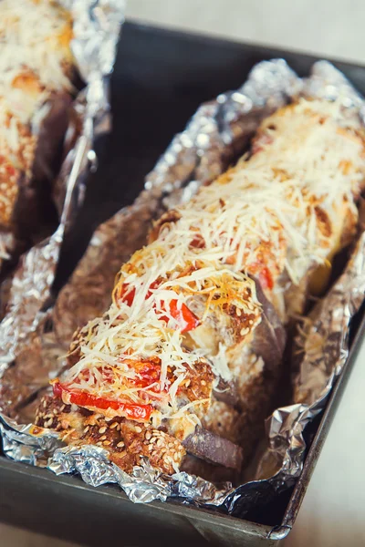 Baguette al horno con carne, queso y tomate — Foto de Stock