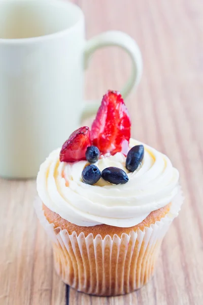 Cupcake caseiro com frutas — Fotografia de Stock