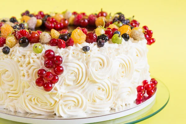 Summer rosette cake with fruits — Stock Photo, Image