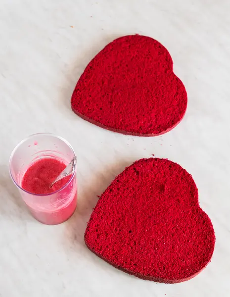 Heart shaped velvet cake — Stock Photo, Image