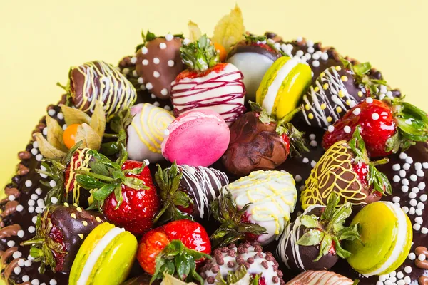 Aardbei in chocolade en bitterkoekjes — Stockfoto