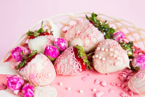 Strawberry in white chocolate cake decoration — Stock Photo, Image