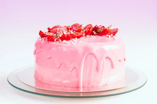 Rosa tårta med jordgubbar — Stockfoto