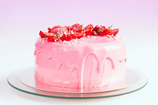 Torta rosa con fragola — Foto Stock