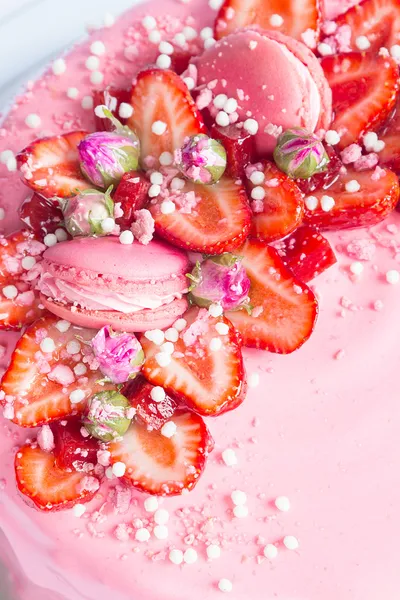 Strawberry and pink macaroons cake decor — Stock Photo, Image