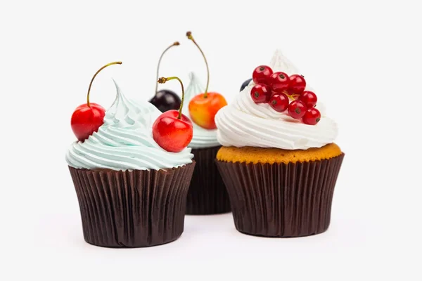 Drei Cupcakes mit Früchten — Stockfoto