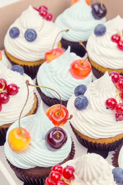 Cupcakes com frutas — Fotografia de Stock