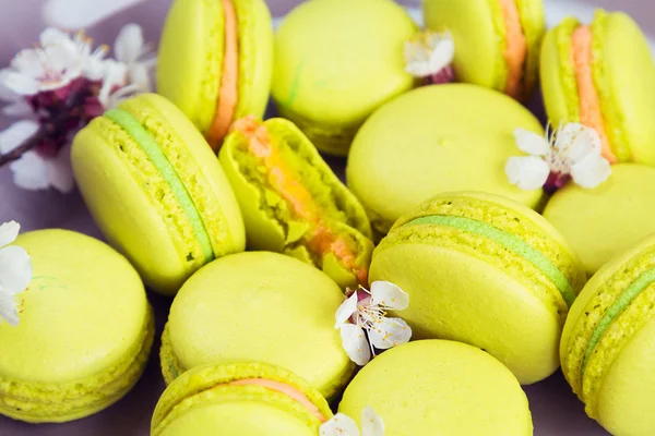 Yellow macaroons on plate, selective focus — Stock Photo, Image