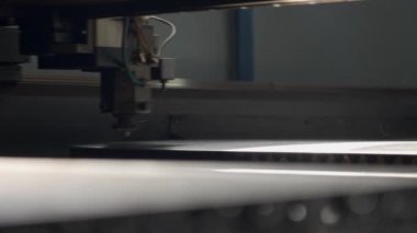 Endüstriyel CNC lazer kesim makinesi parlak parıltılarla metal levha kesiyor