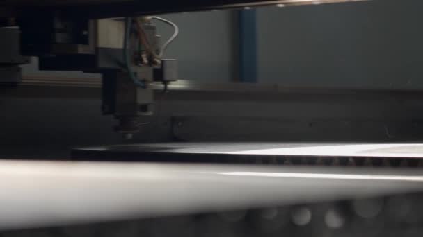 Máquina Corte Laser Cnc Industrial Corta Folha Metal Com Brilhos — Vídeo de Stock