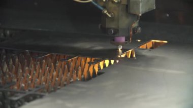 Parlak kıvılcımlarla metal kesen lazer.