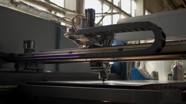 Industrielle CNC-Laserschneidmaschine schneidet Bleche — Stockvideo