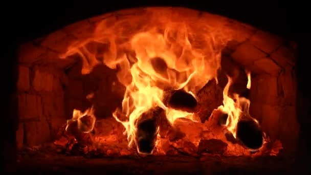 Дрова горят в традиционной духовке — стоковое видео