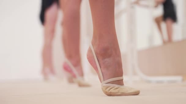 Молодые гимнастки выполняют балетные упражнения во время обучения хореографии — стоковое видео