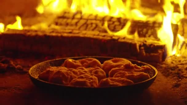 A comida é cozida em uma frigideira em um forno tradicional de lenha — Vídeo de Stock