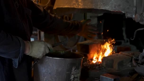 Smed håndværker ved den gammeldags ovn – Stock-video
