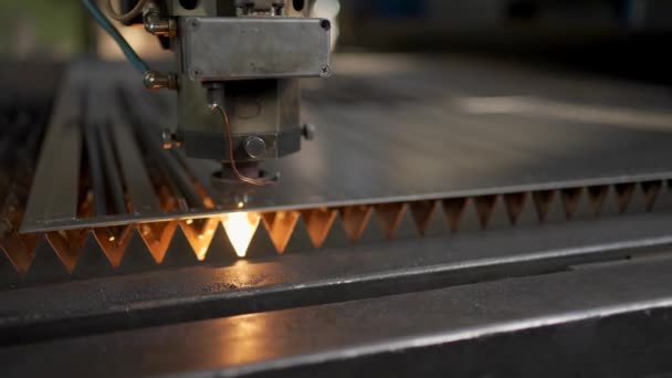 Industriell CNC laserskärmaskin skär metallplåt — Stockvideo