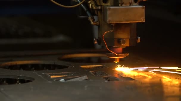 Лазерне різання металевого листа з яскравими блискітками — стокове відео