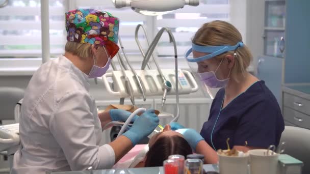 Kvinnlig tandläkare på jobbet med assistent — Stockvideo