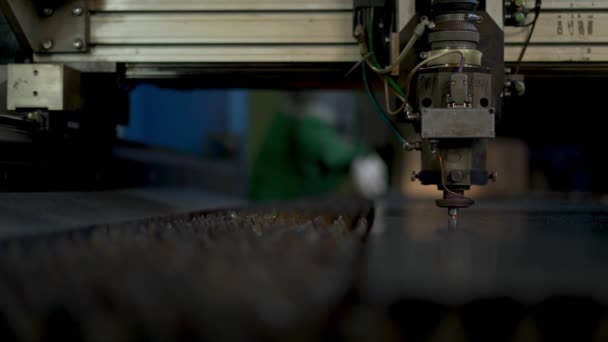 Technician at work by CNC laser machine cutting metal sheet — Vídeo de Stock