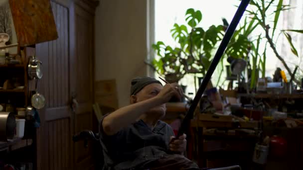 Yaşlı Erkek Usta Atölyesinde Japon Kılıç Kılıfını Restore Ediyor — Stok video