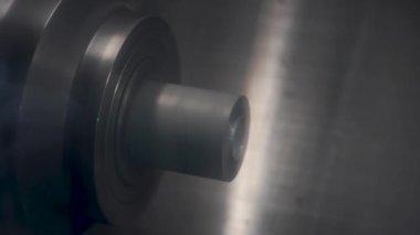 CNC değirmen makinesi çalışıyor. Atölyedeki cnc torna makinesini döndürmek için çelik metal işleme aracı kesiliyor