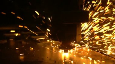 Endüstriyel lazer parlak parıltılı metal levha kesiyor