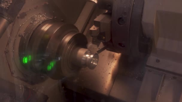 Cnc Değirmen Makinesi Çalışıyor Atölyedeki Cnc Torna Makinesini Döndürmek Için — Stok video
