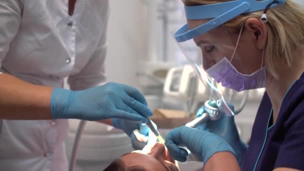 Kvinnlig Tandläkare Jobbet Med Assistent Utför Hygienisk Procedur — Stockvideo