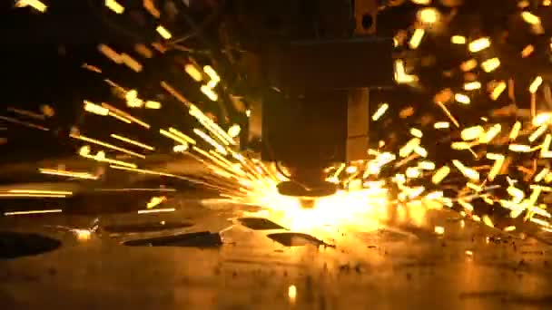 Промышленная Лазерная Резка Металлического Листа Яркими Блестками — стоковое видео
