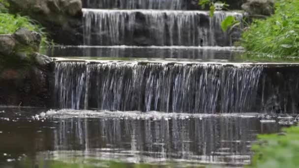 Cascada Artificial Junto Estanque Parque Día Verano — Vídeo de stock