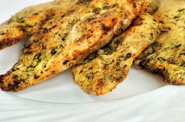 plaka ile marine edilmiş tavuk