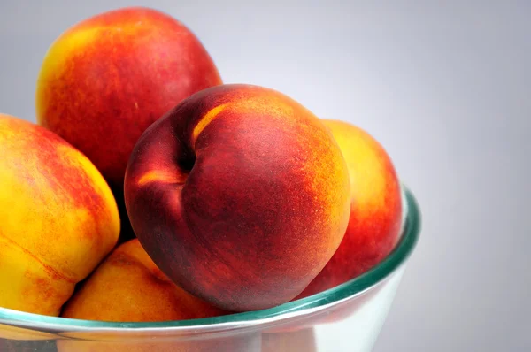 Bowl with nectarine — Stock Photo, Image