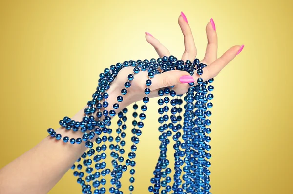 Hand med blå pärlor — Stockfoto