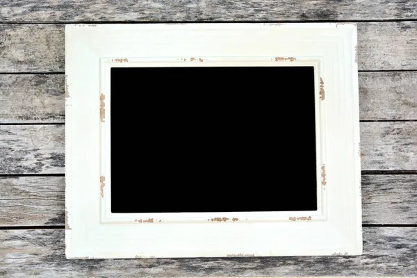 木制桌子上的空黑板 — 图库照片