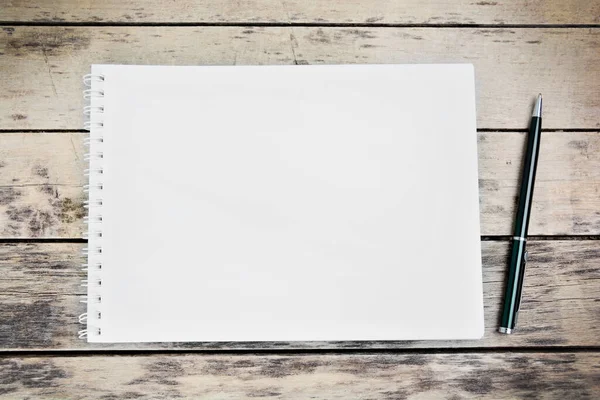 Cuaderno Vacío Con Pluma Escritorio Madera — Foto de Stock