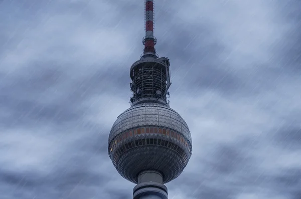Tv torre berlin na chuva — Fotografia de Stock