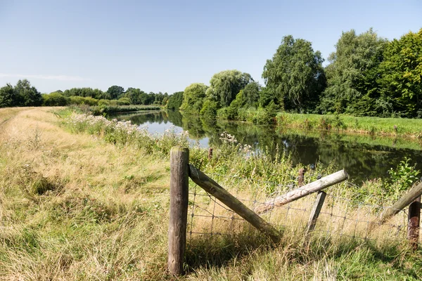 Zaun auf einem Deich — Stockfoto