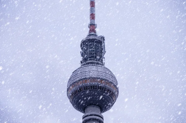 Torre della televisione inverno — Foto Stock