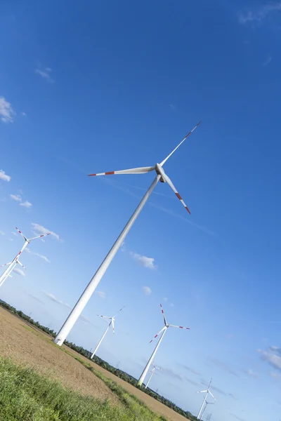 Větrné elektrárny na poli — Stock fotografie