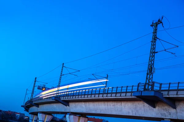 Train op een brug — Stockfoto