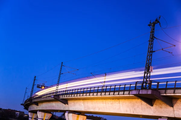Train op een brug — Stockfoto